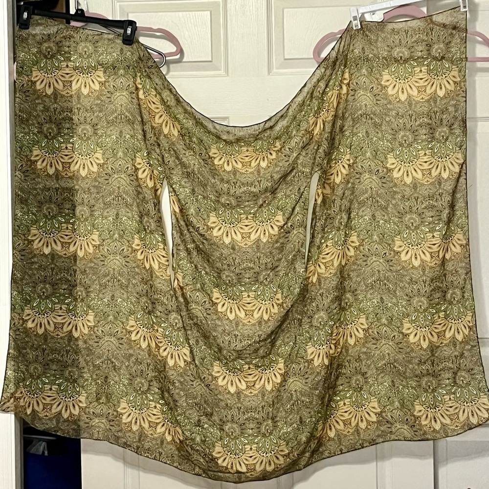NWT ACCENTS ONE SIZE FITS ALL OLIVE PRINT SHEER COVER WITH ASYMMETRICAL SIDES